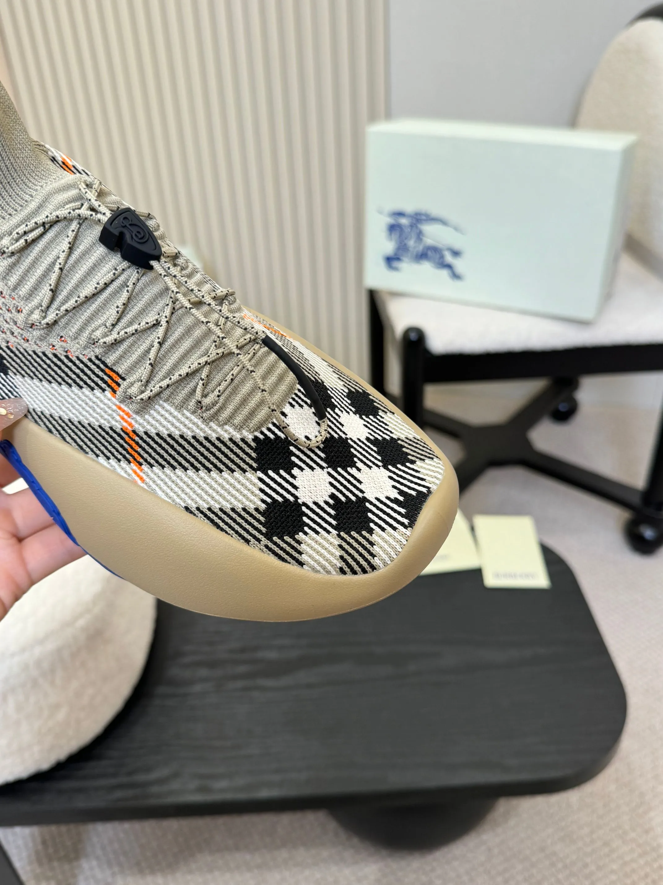💰Men's Shoes💰680 Burberry's 2025 hot model is released, ultra-light socks and shoes, versatile, decorated with worsted Burberry plaid pattern. Featuring a mesh lining and checkered laces, the rubber sole features the archive Burberry monogram. From Burberry's iconic collection, these wardrobe staples are interpreted with the brand's signature style.   ✅Fabric: Classic cotton fly ✅Lining: Silk cow lining ✅Outsole: Ultra-light rubber foam sole ✅Color: apricot, original packaging ✅Code number: Men's 39-46 (39,46 customized)